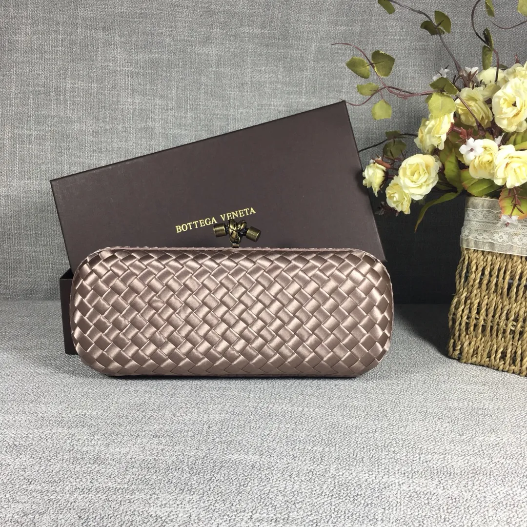 8651 Large Classic Dinner Bag ~~~Snake leather with ribbon ~~~Dense and slippery, not easy to fluff, can hold iPhones of all sizes! Size: 25cm*9.5cm*4cm